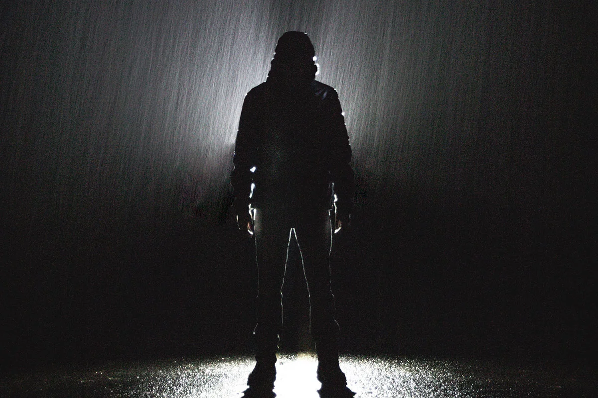 Kaamosmasennus-kuvituskuvassa ihmisen siluetti pimeässä
