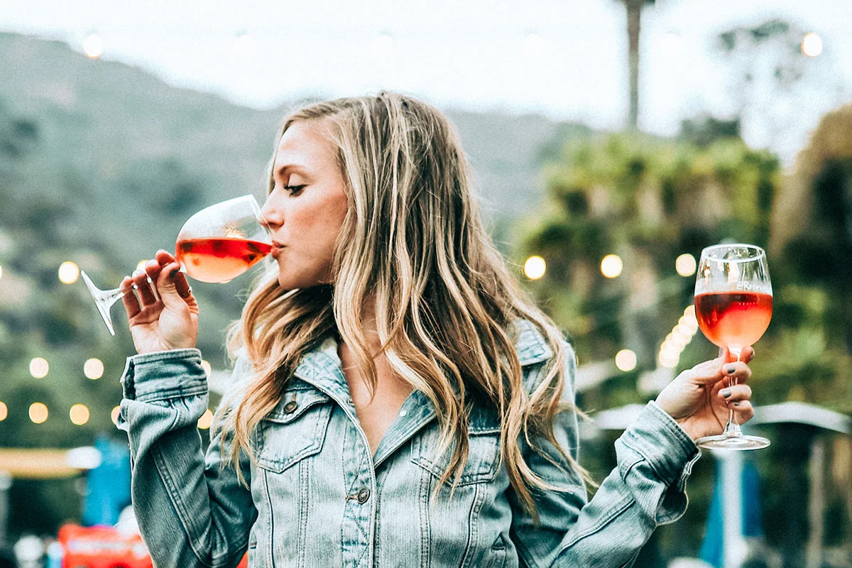Aivot ja alkoholi -jutussa nainen juo kahdesta lasista