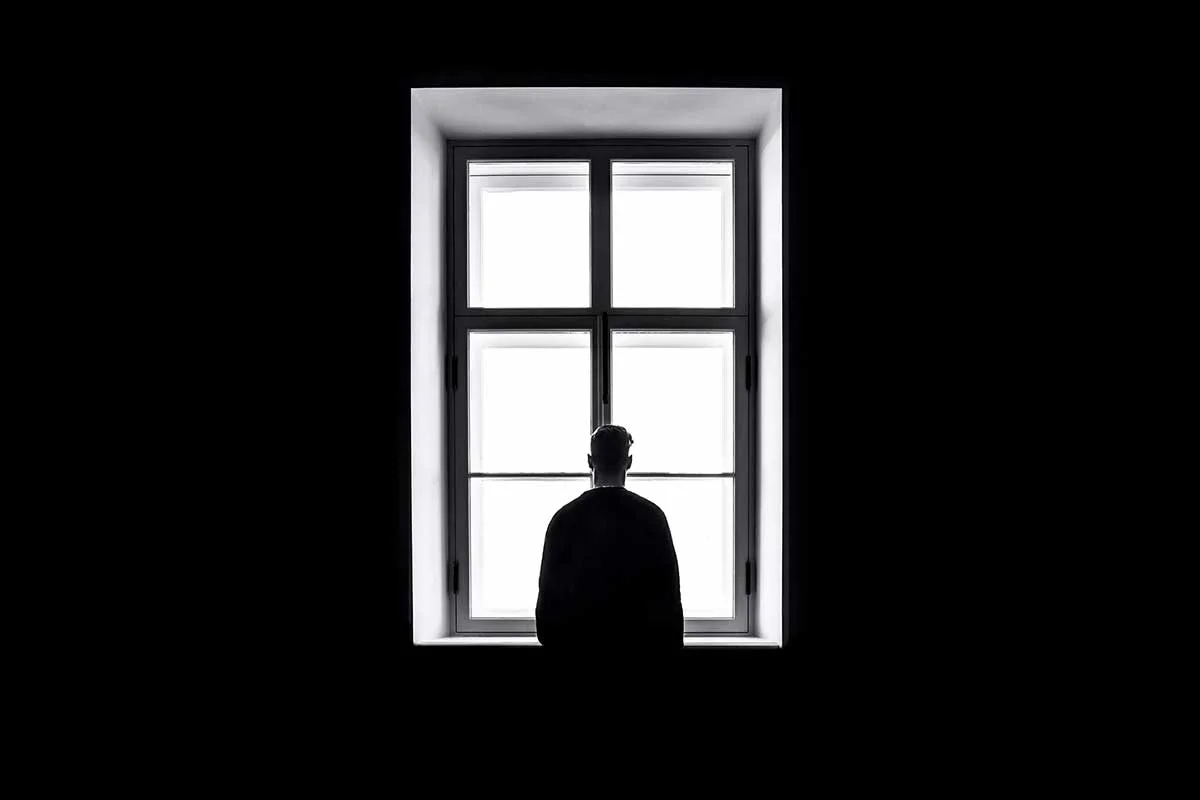 yksinäinen ihminen ikkunassa
